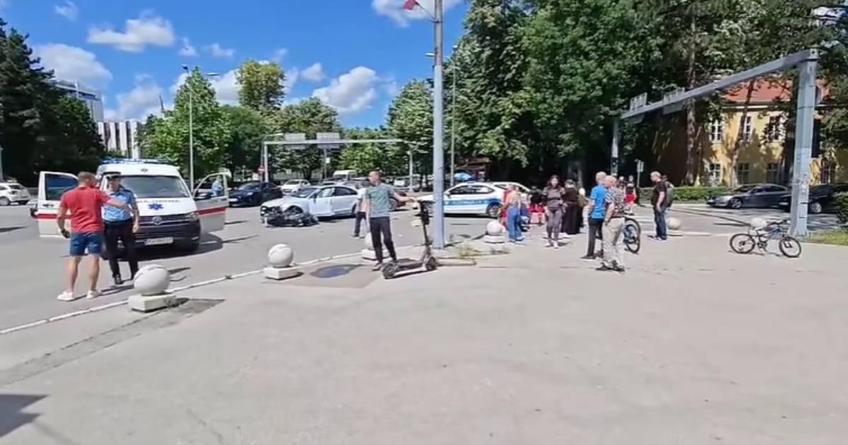 Te&scaron;ka saobraćajna nesreća kod Narodnog pozori&scaron;ta u Banjaluci: Učestvovali automobil i motor