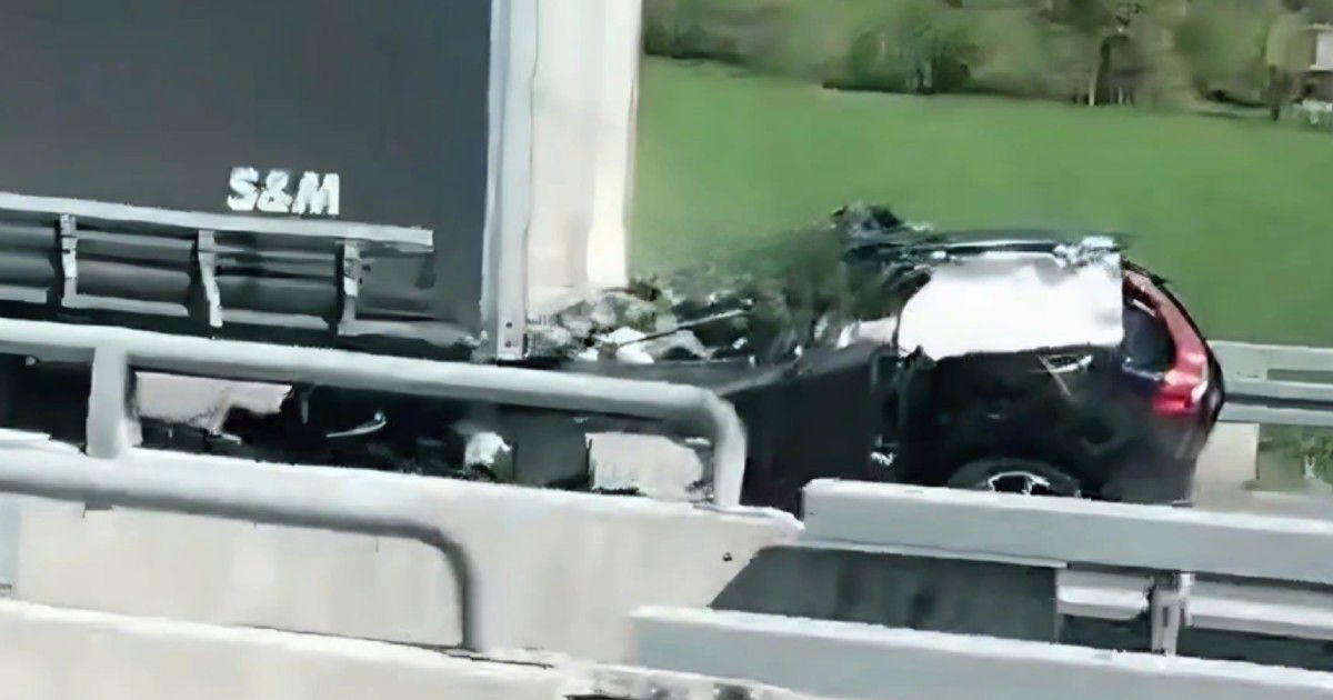 Crna subota na bh. cestama: Automobil se zabio u kamion na autoputu, tri osobe poginule