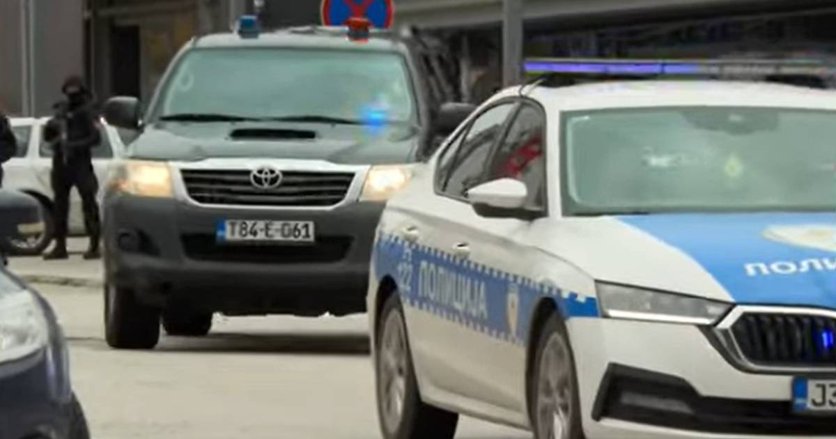 Dodik napustio zgradu Vlade RS u Istočnom Sarajevu, podigao tri prsta