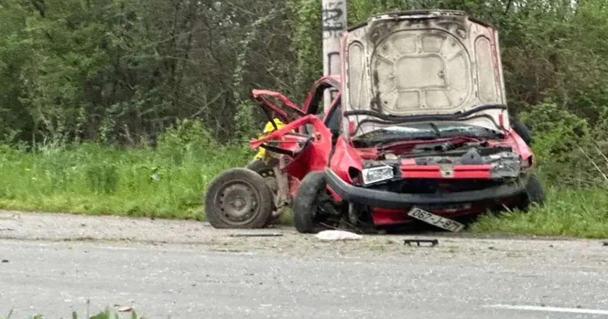 Automobil sletio s ceste i udario u stub, dvije osobe poginule i tri prevezene u bolnicu