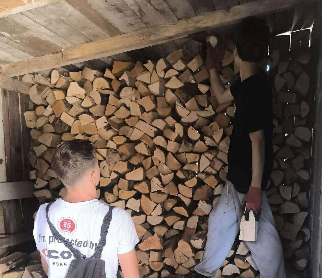 Tinejdžeri iz Bihaća, Amar i Alija, ljetni raspust koriste za rad i zaradu po&scaron;tenim pristupom