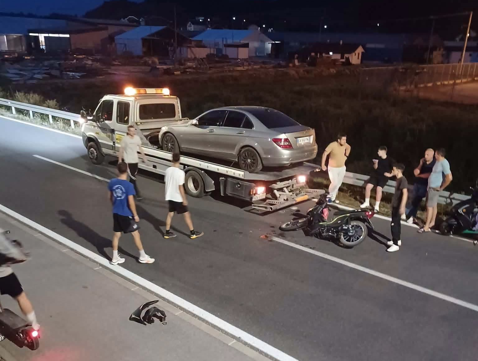 Saobraćajna nesreća u Bužimu: Sudar putničkog automobila i motocikla bez informacija o povredama