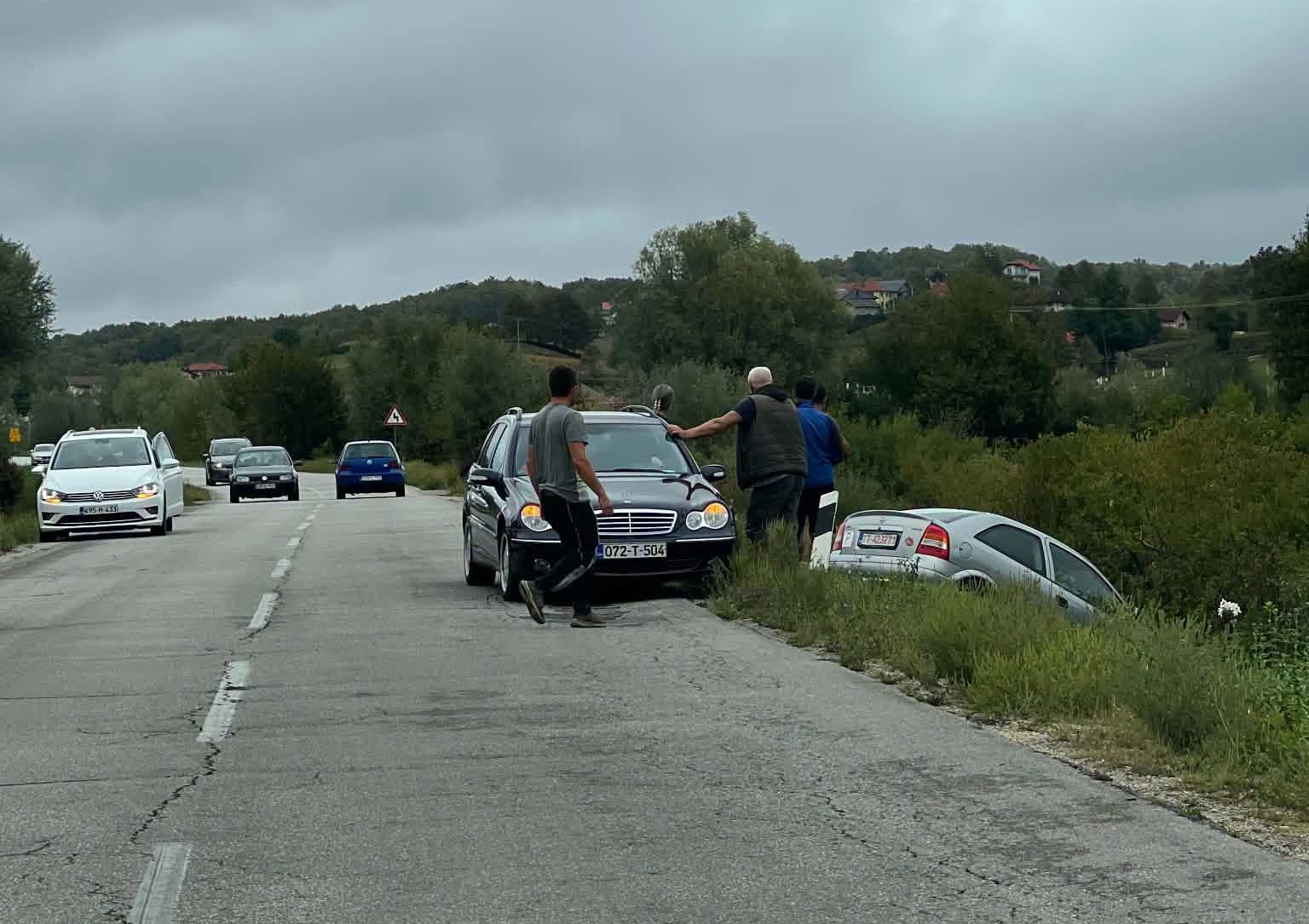 Saobraćajna nesreća u Tržacu kod Cazina: Vozilo sletjelo s kolovoza, bez povrijeđenih