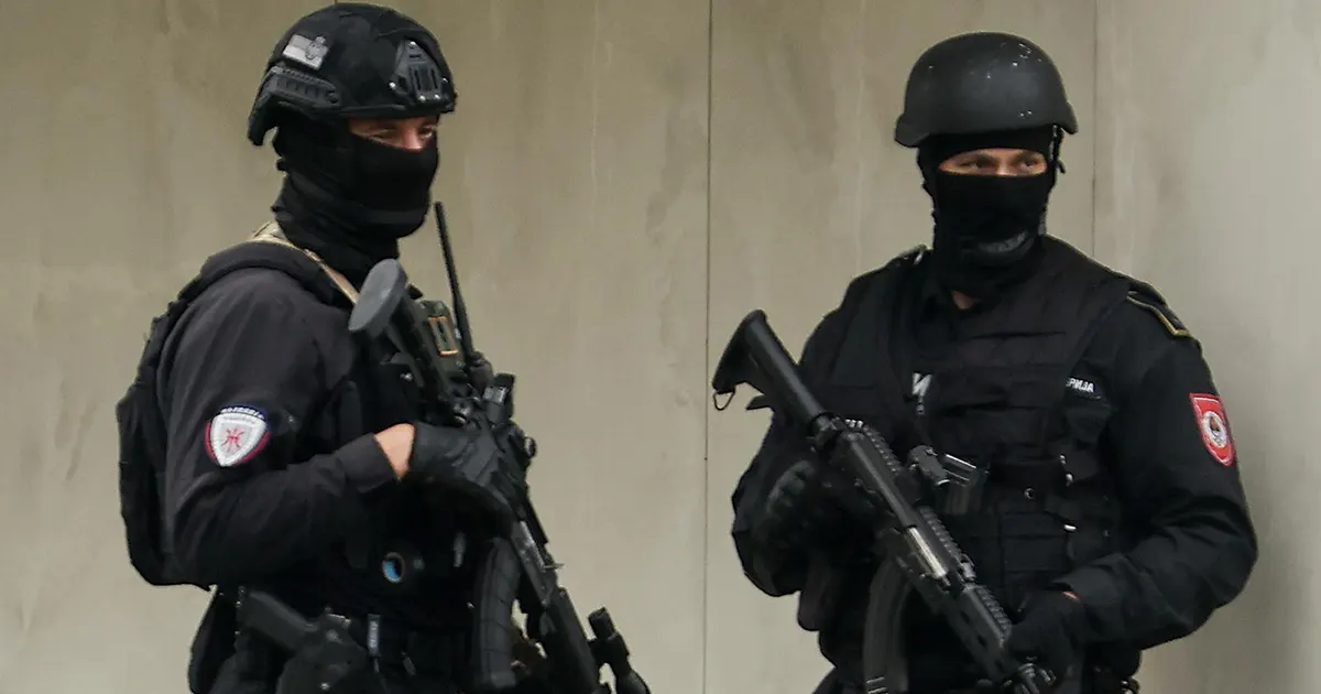 Dačić "objasnio" oznake na uniformama policajaca koji su &scaron;titili Dodika od hap&scaron;enja (FOTO)