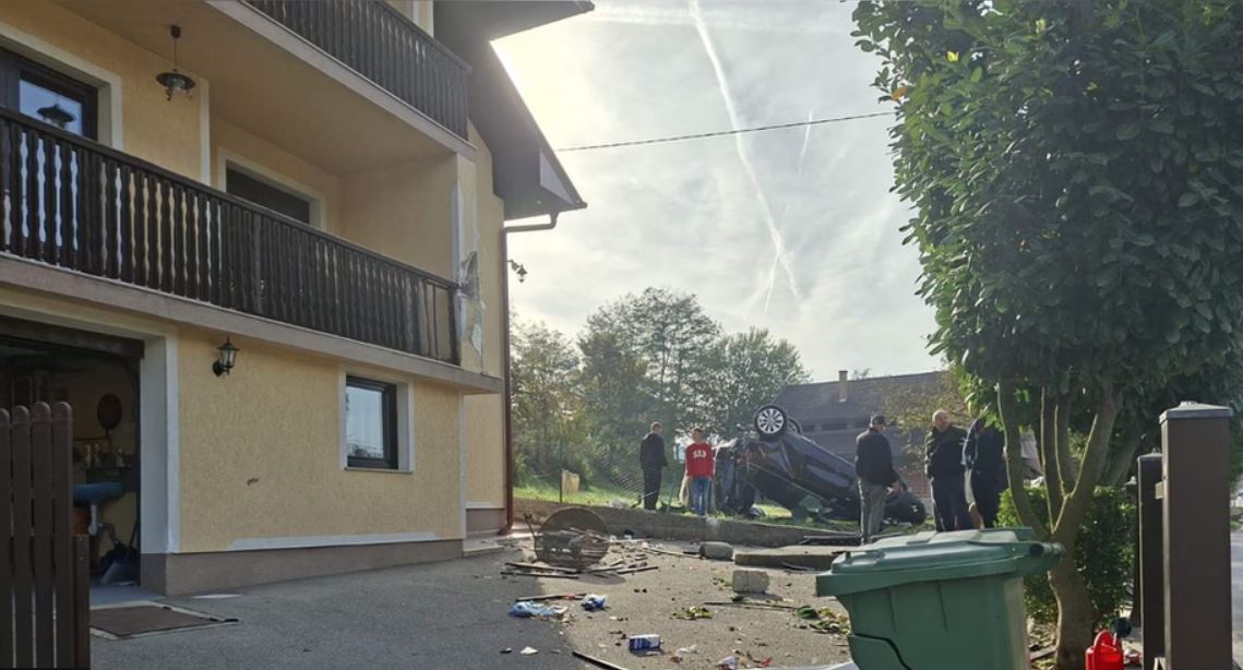 Te&scaron;ka saobraćajna nesreća u Trnovima kod Velike Kladu&scaron;e: Golf sletio s ceste i povrijedio dvije osobe