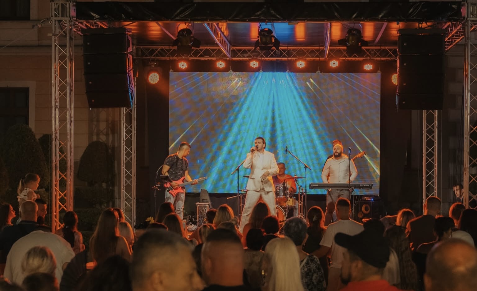 Na Gradskom trgu u Cazinu večeras koncert grupe Collapse Band u okviru manifestacije &bdquo;Lito moje medeno 2026