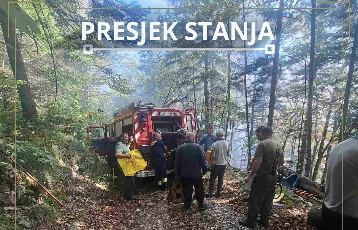 Helikopter Oružanih snaga BiH angažovan u ga&scaron;enju požara u Plje&scaron;evici, gradonačelnik Sedić na terenu