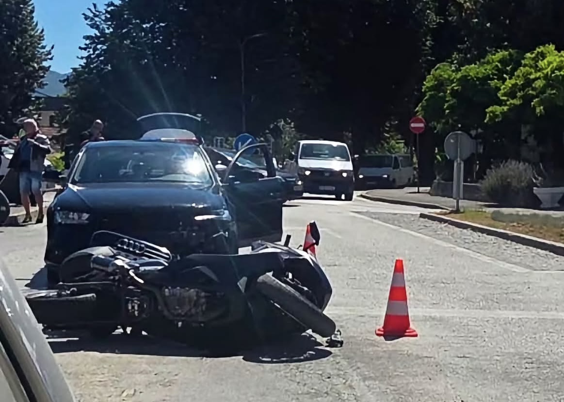 Saobraćajna nesreća u Bihaću: Automobil udario motociklistu, policija na terenu