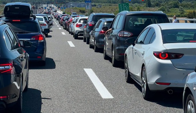Na graničnim prijelazima u BiH zabilježene duge kolone vozila usljed pojačanog saobraćaja