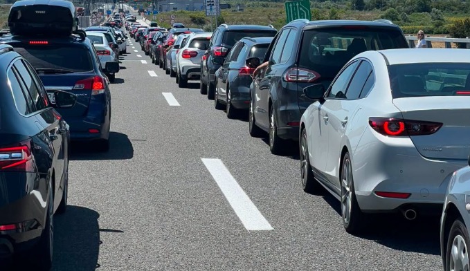 Duge kolone vozila na graničnim prijelazima u BiH uz radove na vi&scaron;e dionica puteva