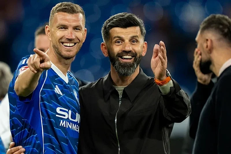 Edin Džeko ima 80 do 90 posto &scaron;anse da potpi&scaron;e novi ugovor sa Schalkeom, navodi Sky Sport