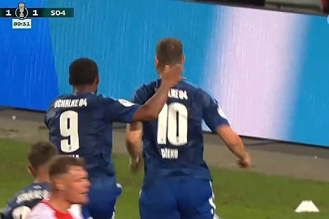 Edin Džeko postigao dva gola za Schalke u Kupu protiv Halleschera