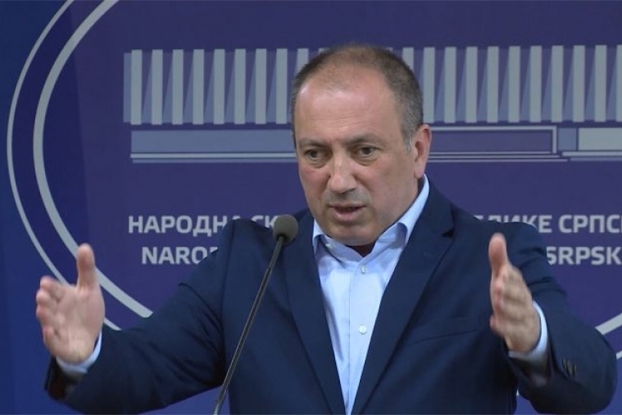 Igor Crnadak ukazuje na primjere korupcije u vlasti Republike Srpske, uključujući slučajeve osuđenih pojedinaca bliskih vlasti