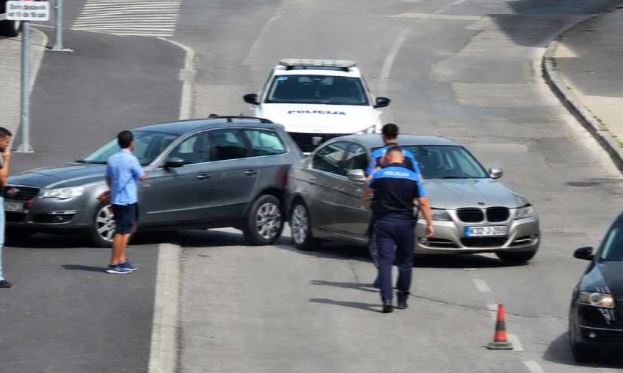 Saobraćajna nesreća u Alincima, Cazin: Dva putnička vozila učestvovala u sudaru, policija na terenu