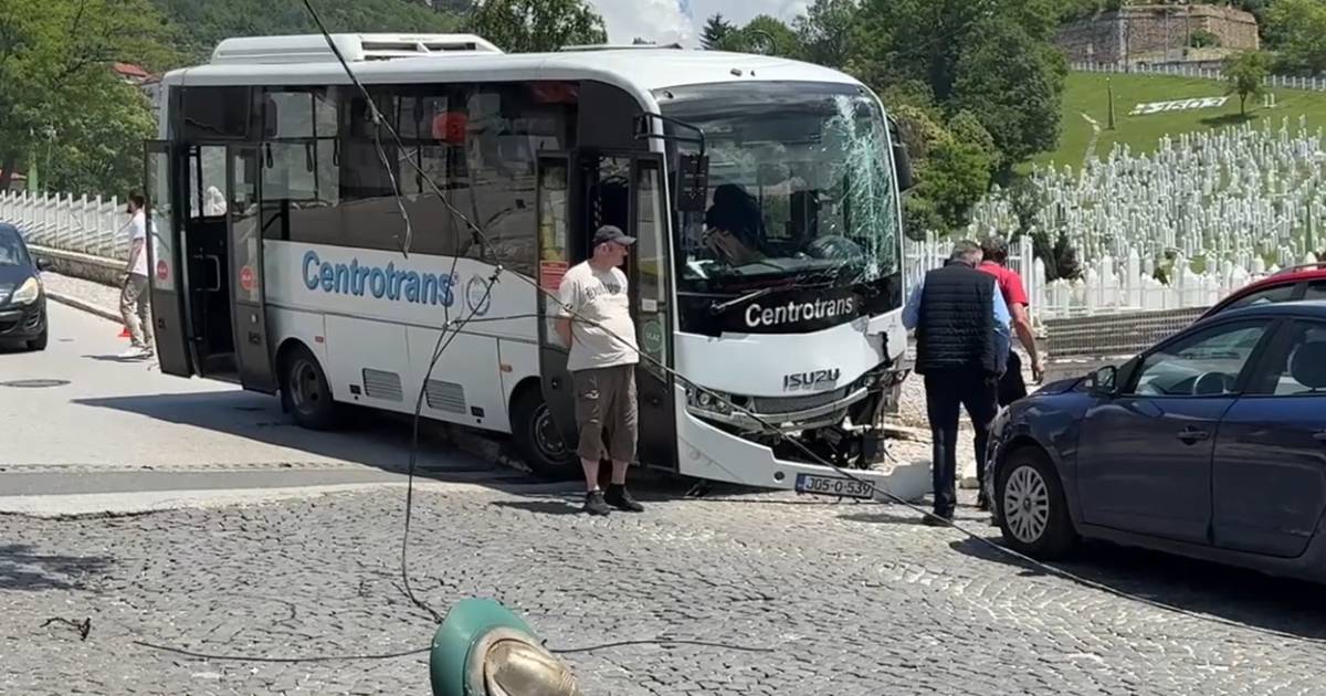 Minibus u Sarajevu sletio s ceste i udario u stub i ogradu, dvije osobe povrijeđene