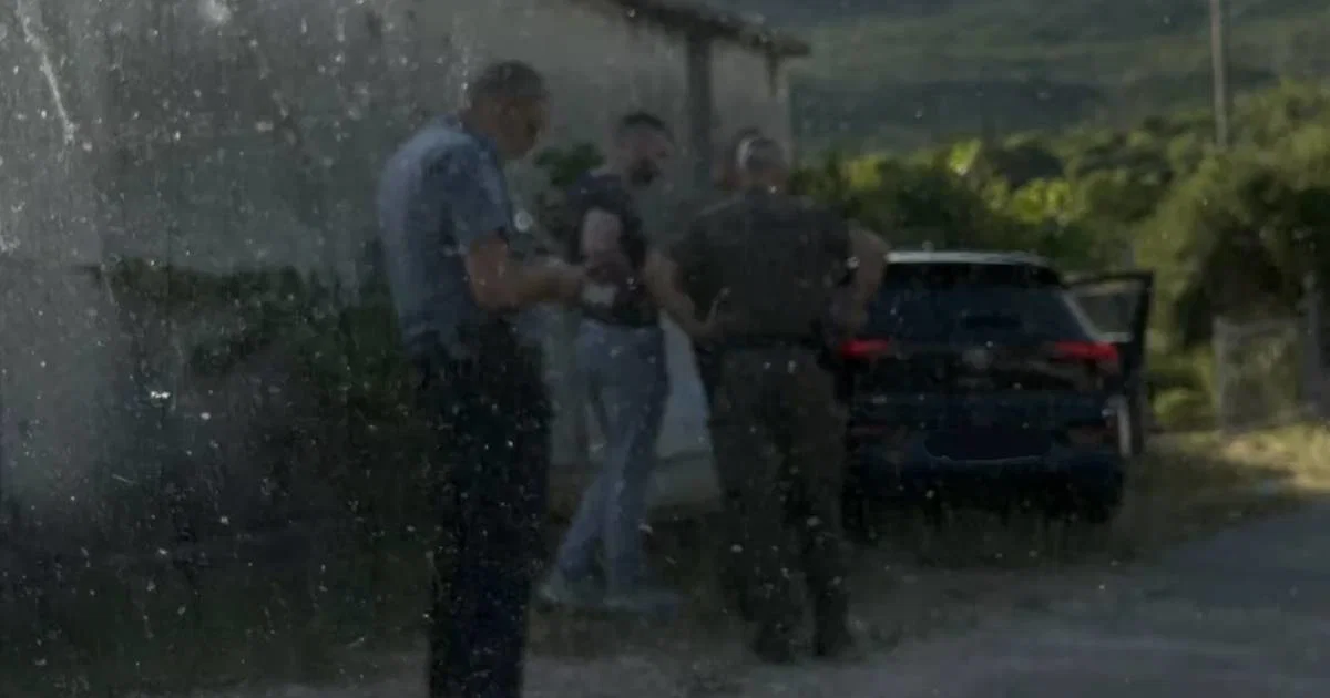 Vozač Golfa 8 udario u zid kuće tokom bijega od policije, nastavio trčati bos prema Ra&scaron;koj Gori