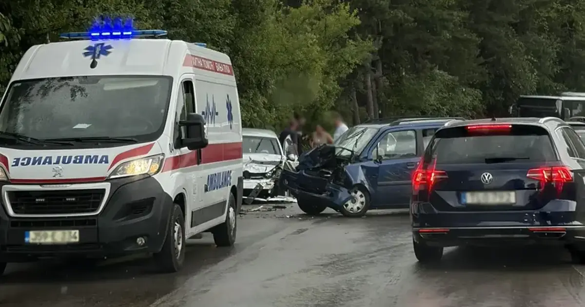Stradali vozač pre&scaron;ao u suprotnu traku u saobraćajnoj nesreći kod Banje Luke