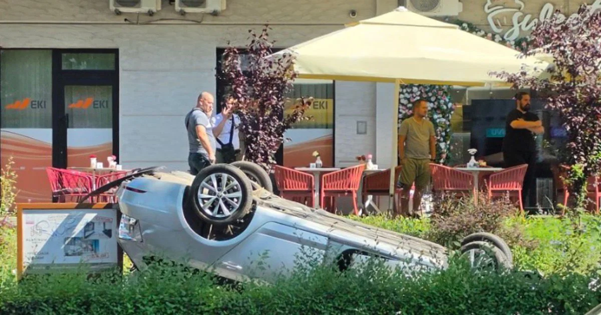 Saobraćajna nesreća u Sarajevu: Tri žene uspjele pobjeći prije nego &scaron;to je automobil prevrnut zavr&scaron;io na krovu