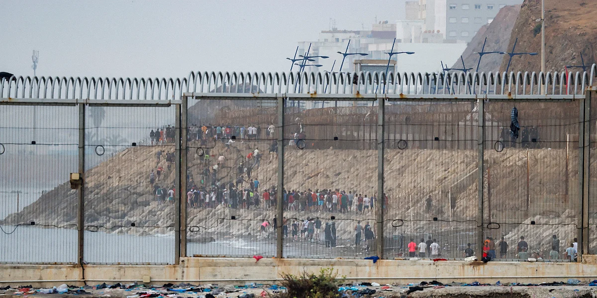 &Scaron;panska policija postavila 500 metara dugu plutajuću barijeru na granici s Marokom nakon ulaska 50.000 migranata