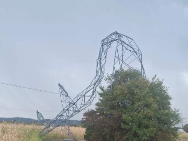 Snažno nevrijeme uzrokovalo prekide u snabdijevanju električnom energijom u Prijedoru i okolini