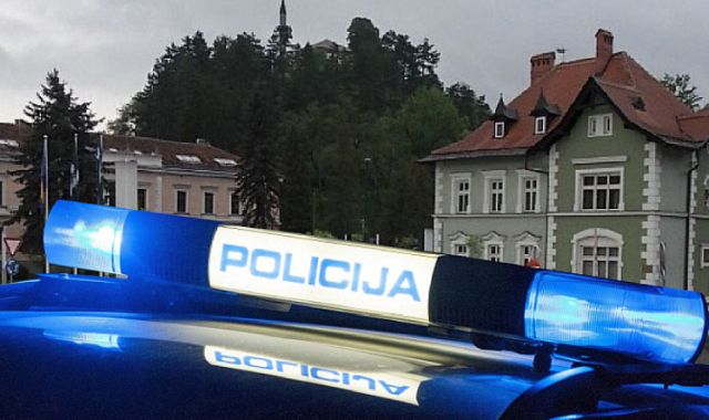 Policija u Cazinu izvr&scaron;ila pretrese na vi&scaron;e lokacija, li&scaron;ila slobode vi&scaron;e osoba zbog droge