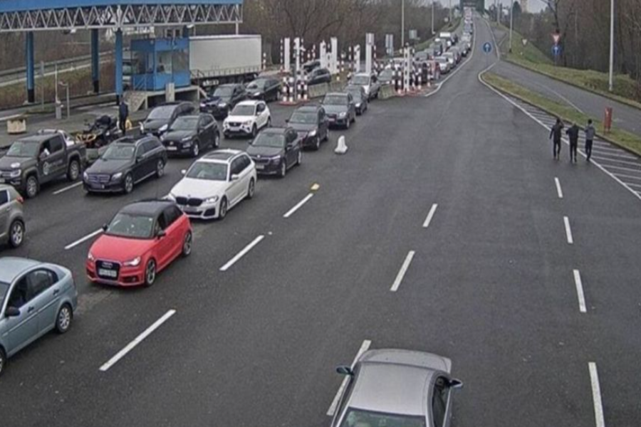 Duge kolone putničkih vozila na graničnim prelazima Gradi&scaron;ka i Velika Kladu&scaron;a zbog radova i novog sistema registracije