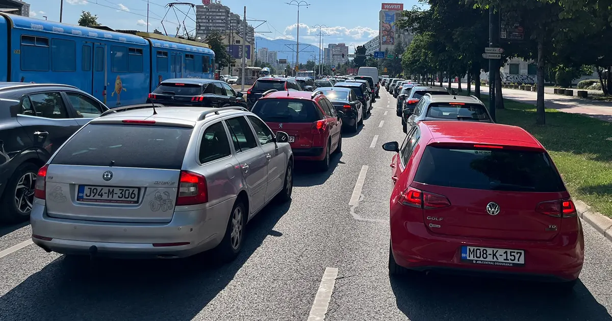 Saobraćajna nesreća u Sarajevu izazvala velike gužve, motociklista povrijeđen