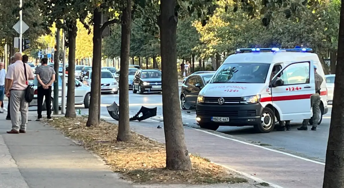 Saobraćajna nesreća u Sarajevu: Jedna osoba prevezena u bolnicu nakon sudara dva vozila
