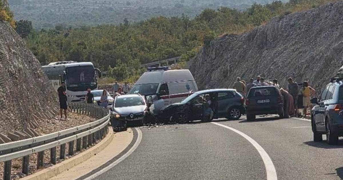 Saobraćajna nesreća na magistralnom putu Stolac &ndash; Neum, tri vozila učestvovala, povrijeđeni nepoznati