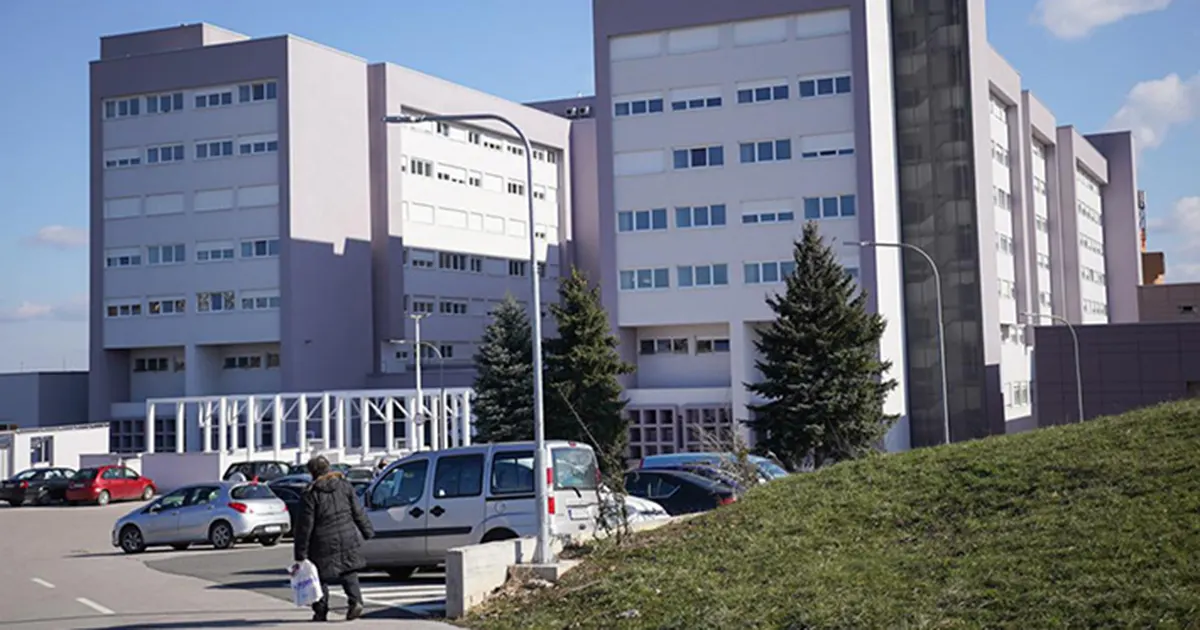 Mlađi pacijent hospitalizovan nakon gu&scaron;enja na bazenu u Prnjavoru, priključen na respirator