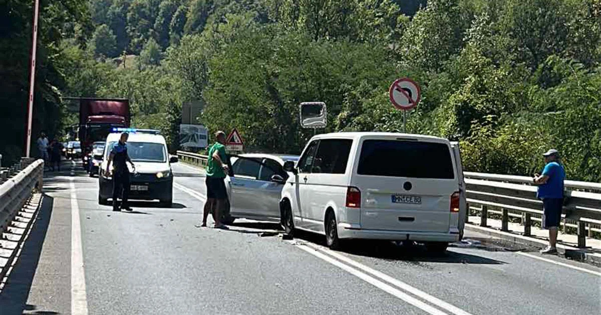 Saobraćajna nesreća na M-17 u Vranduku: Tri osobe povrijeđene, saobraćaj obustavljen