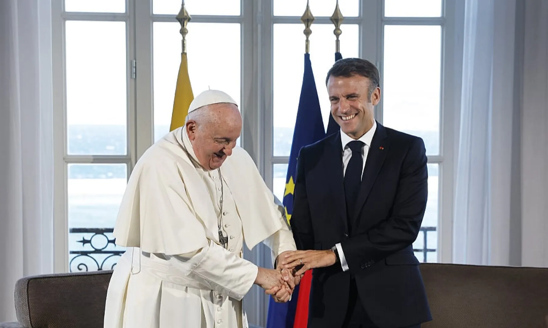 Francuski parlamentarac kritikovao spuštanje zastave zbog smrti pape: Šta ćemo kad umre neki drugi lider?