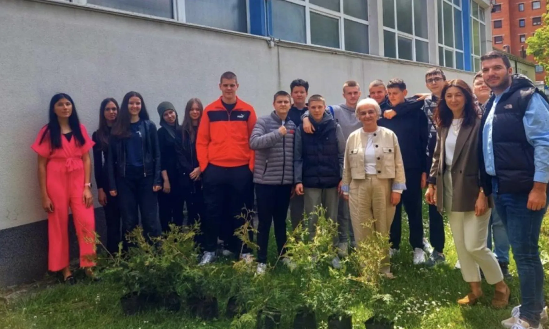 Ekološka lekcija u školskom dvorištu: Sadnjom thuje obilježen Dan planete Zemlje