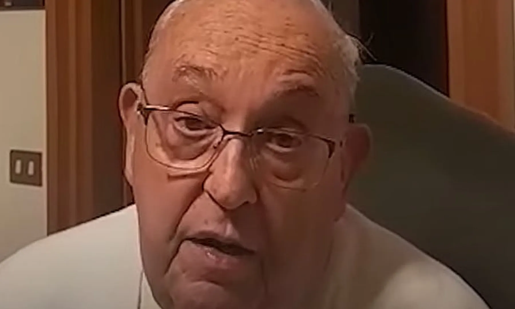 Vatikan objavio do sada neviđeni snimak pape Franje: Neformalna odjeća i emotivna poruka