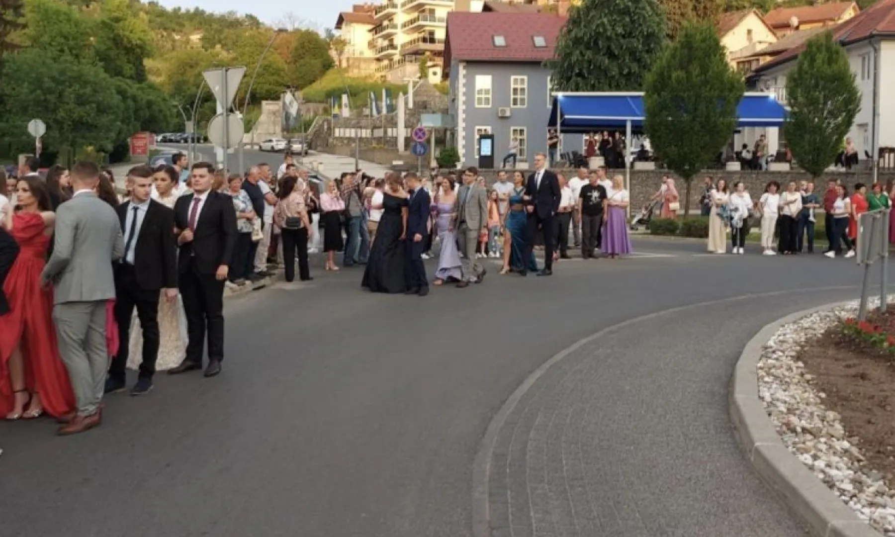 Noć uspomena: Maturanti I srednje škole Cazin večeras defiliraju gradom