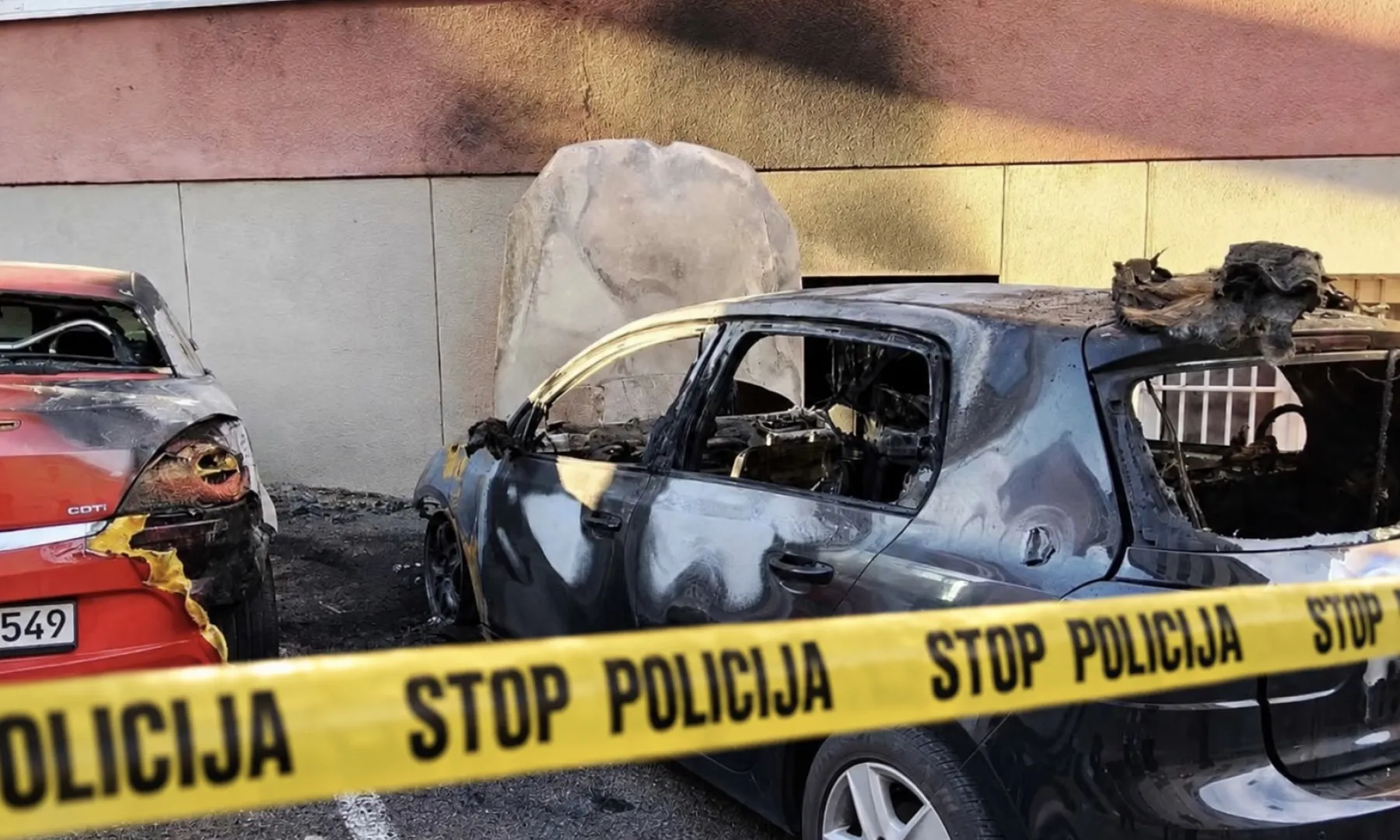 Požar u Bihaću oštetio tri automobila, policija istražuje uzrok incidenta