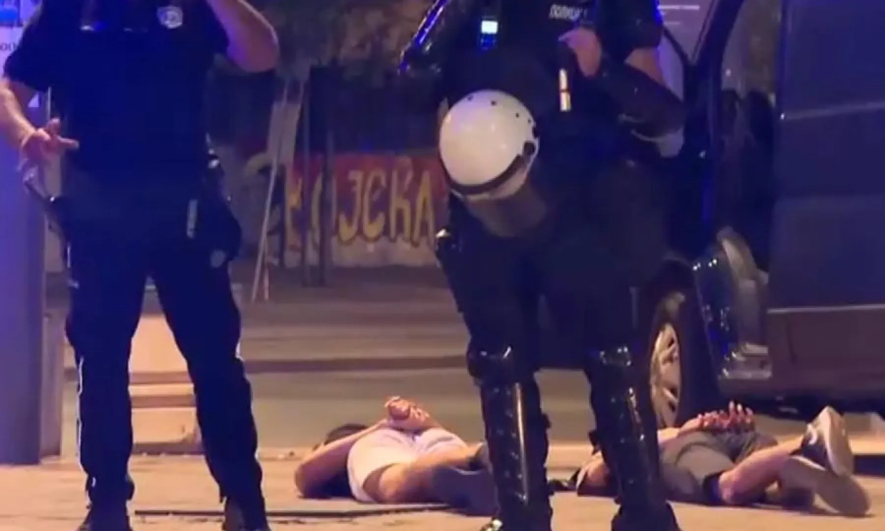 ŠOKANTNE SNIMKE IZ SRBIJE: Vučićevi batinaši brutalno tukli građane pred policijom, povrijeđen bivši reprezentativac...