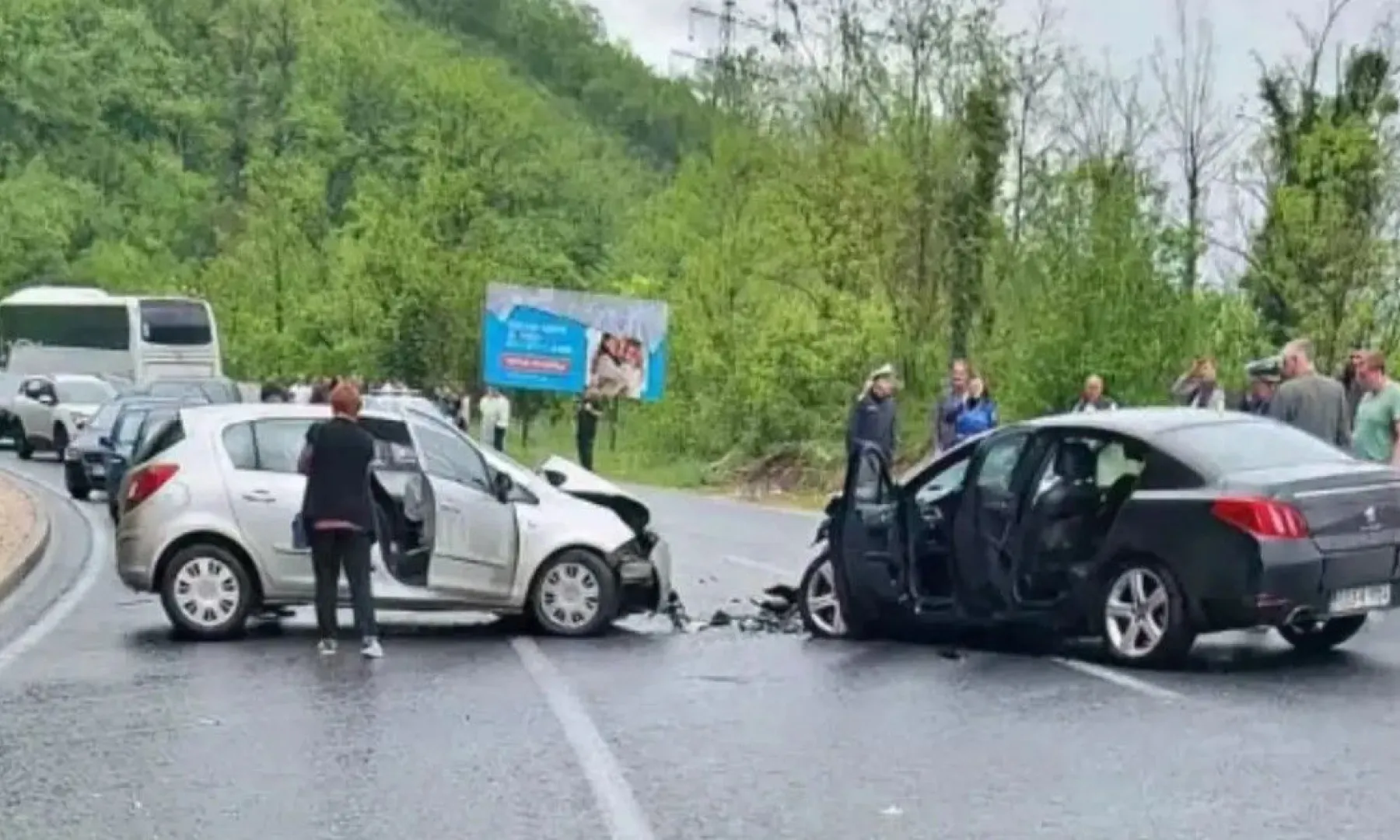 U saobraćajnoj nesreći ima teško povrijeđenih, saobraća se jednom trakom