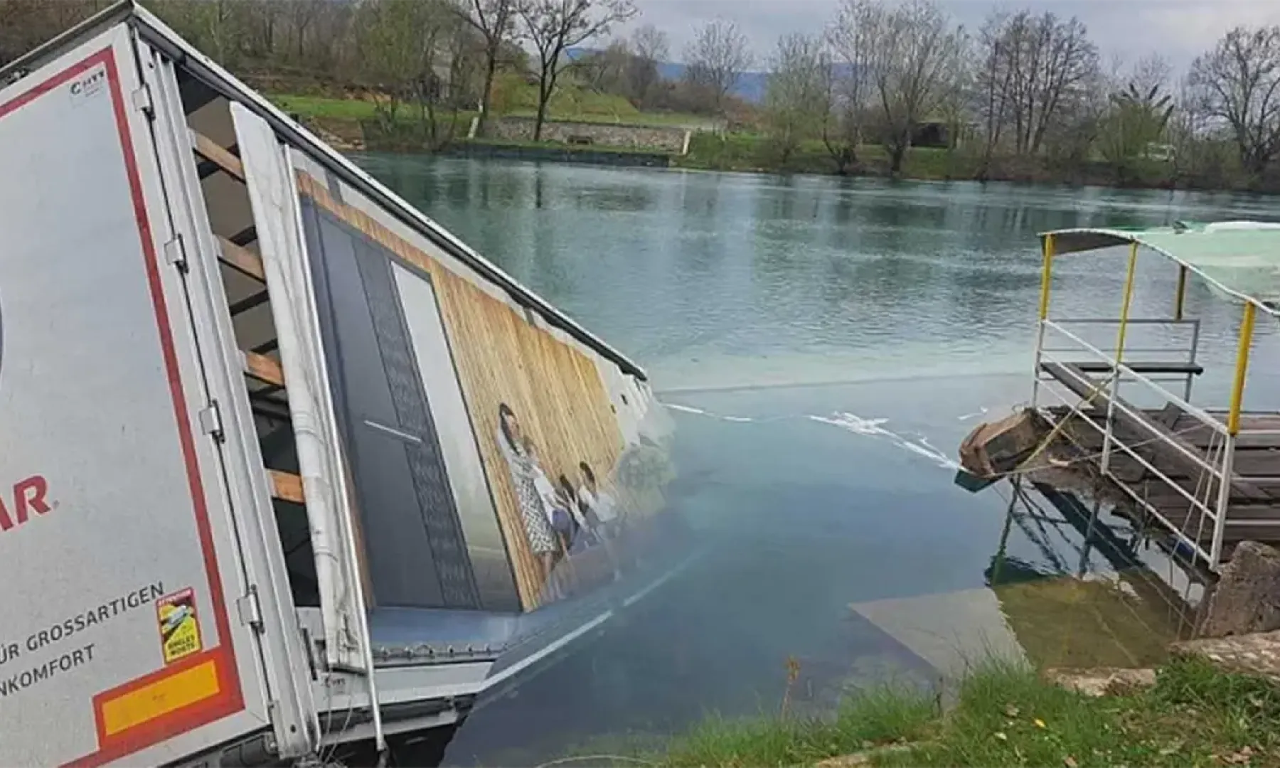 Kamion sletio u rijeku Unu, poginuo vozač (FOTO)