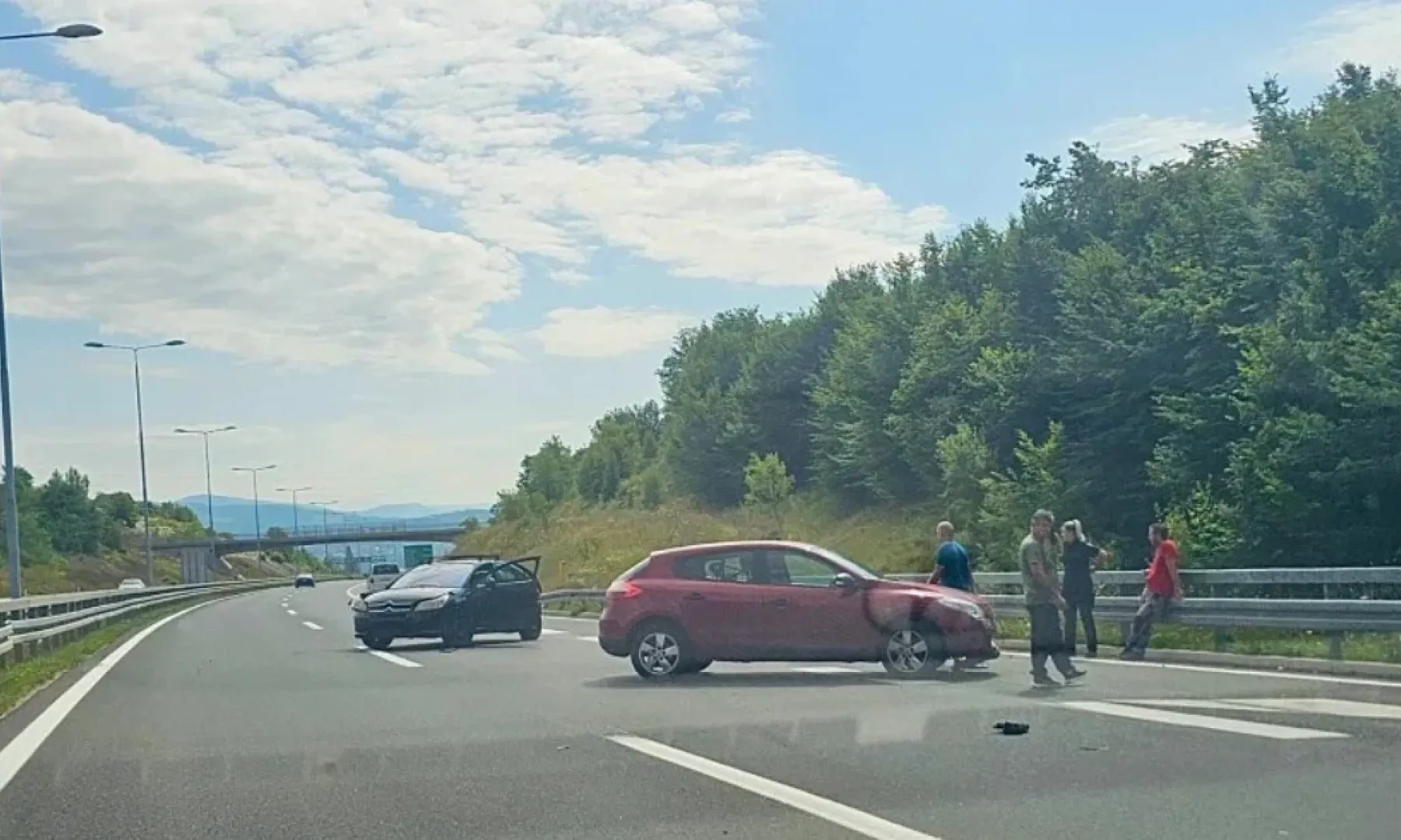 Na autoputu A1 kod Sarajeva došlo do sudara dva putnička vozila i autobusa, bez povrijeđenih