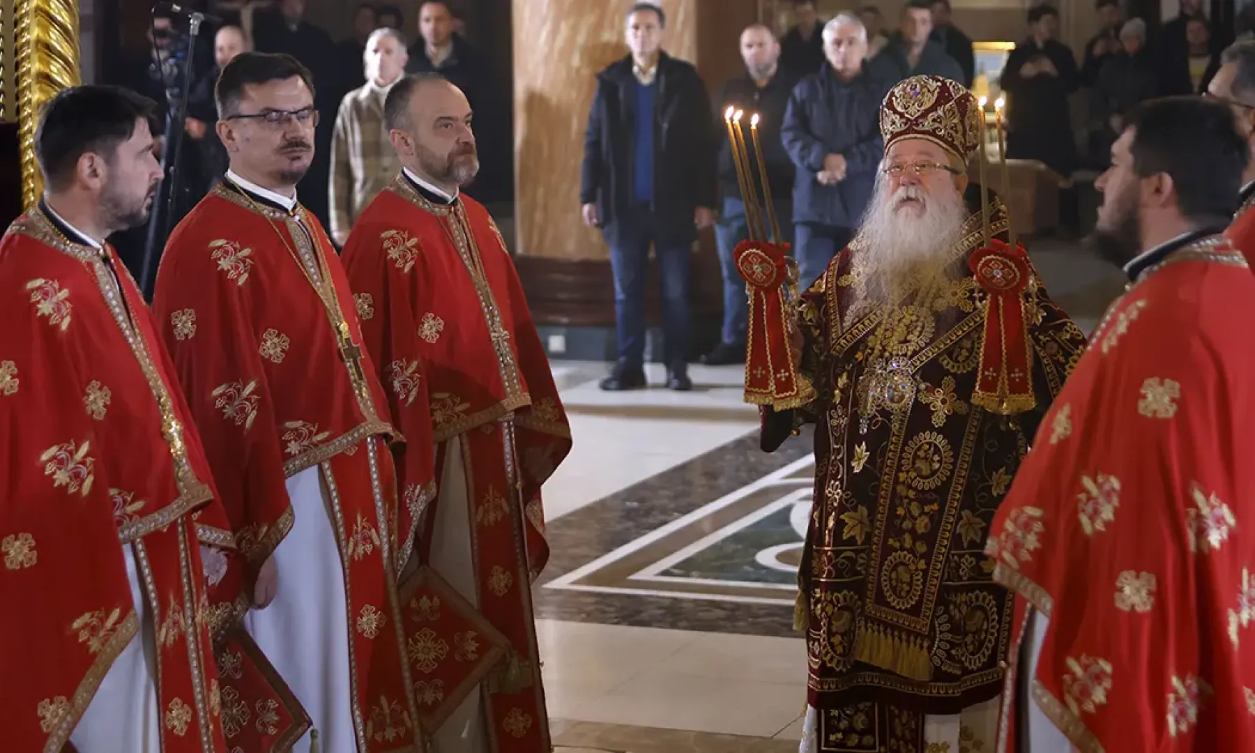 Poruke mira, nade i zajedništva: Služena božićna liturgija u Sabornoj crkvi u Sarajevu