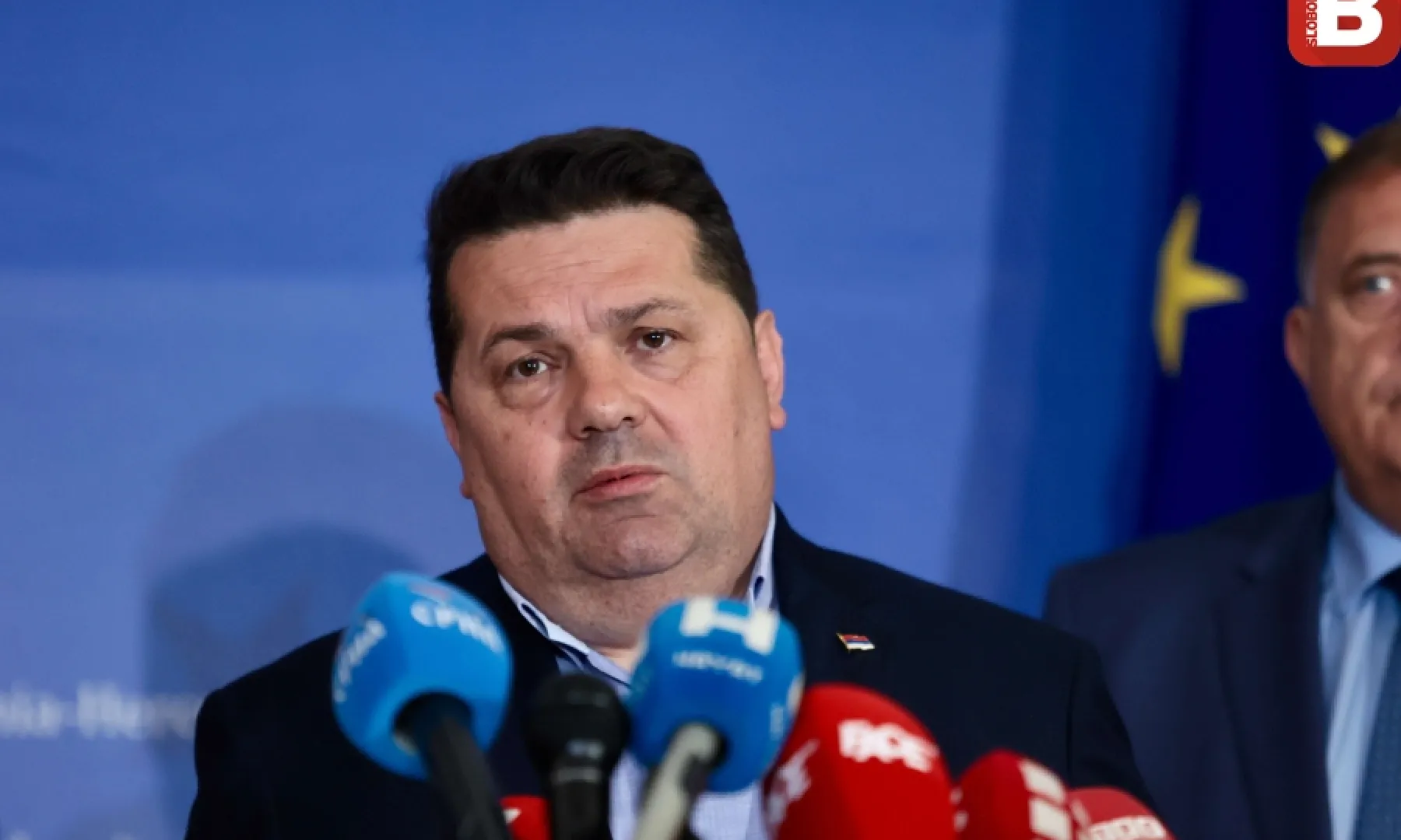 STEVANDIĆ OSUDIO PALJENJE AUTOMOBILA POSLANIKA NSRS-a AMIRA HURTIĆA: "RS mora ostati demokratsko i odgovorno društvo"