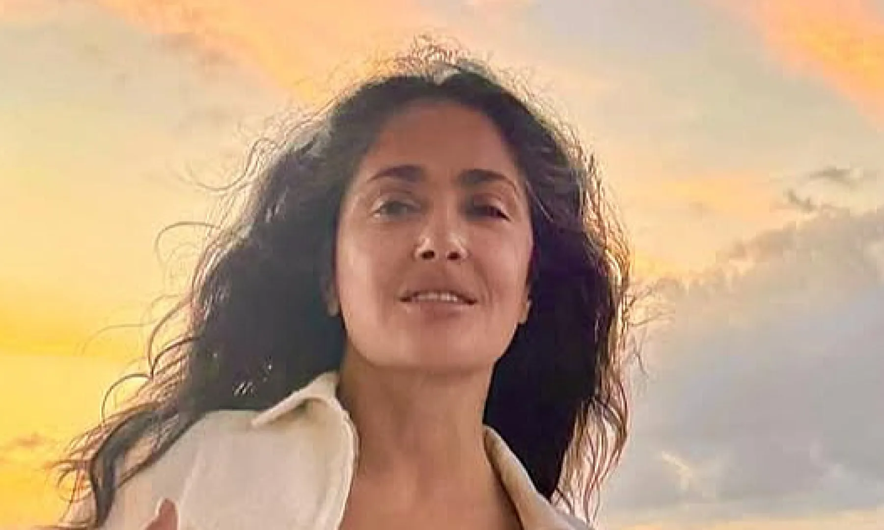 Salma Hayek se ne plaši starenja: Fotografijama s odmora pokazala lice bez šminke i sijedu kosu