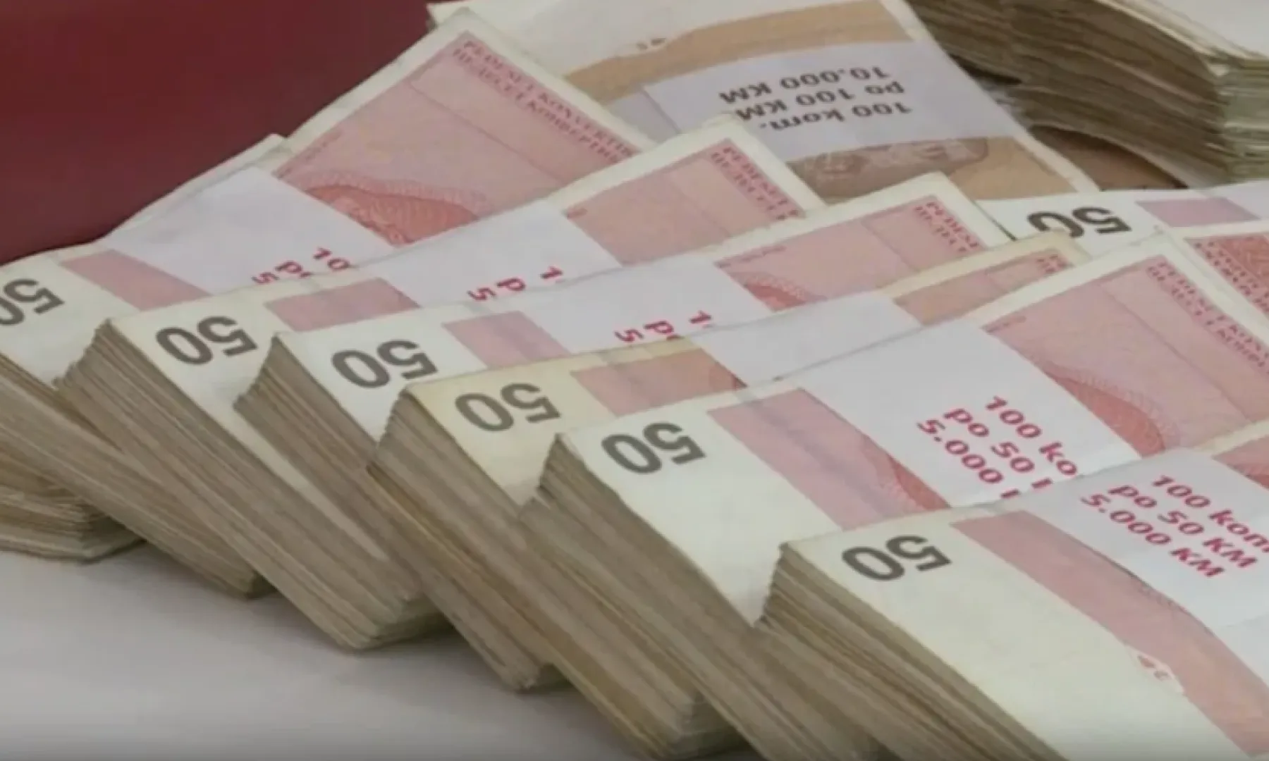 PET MILIONA MARAKA ZA POLITIČARE: Pogledajte koliko je koja stranka dobila iz budžeta