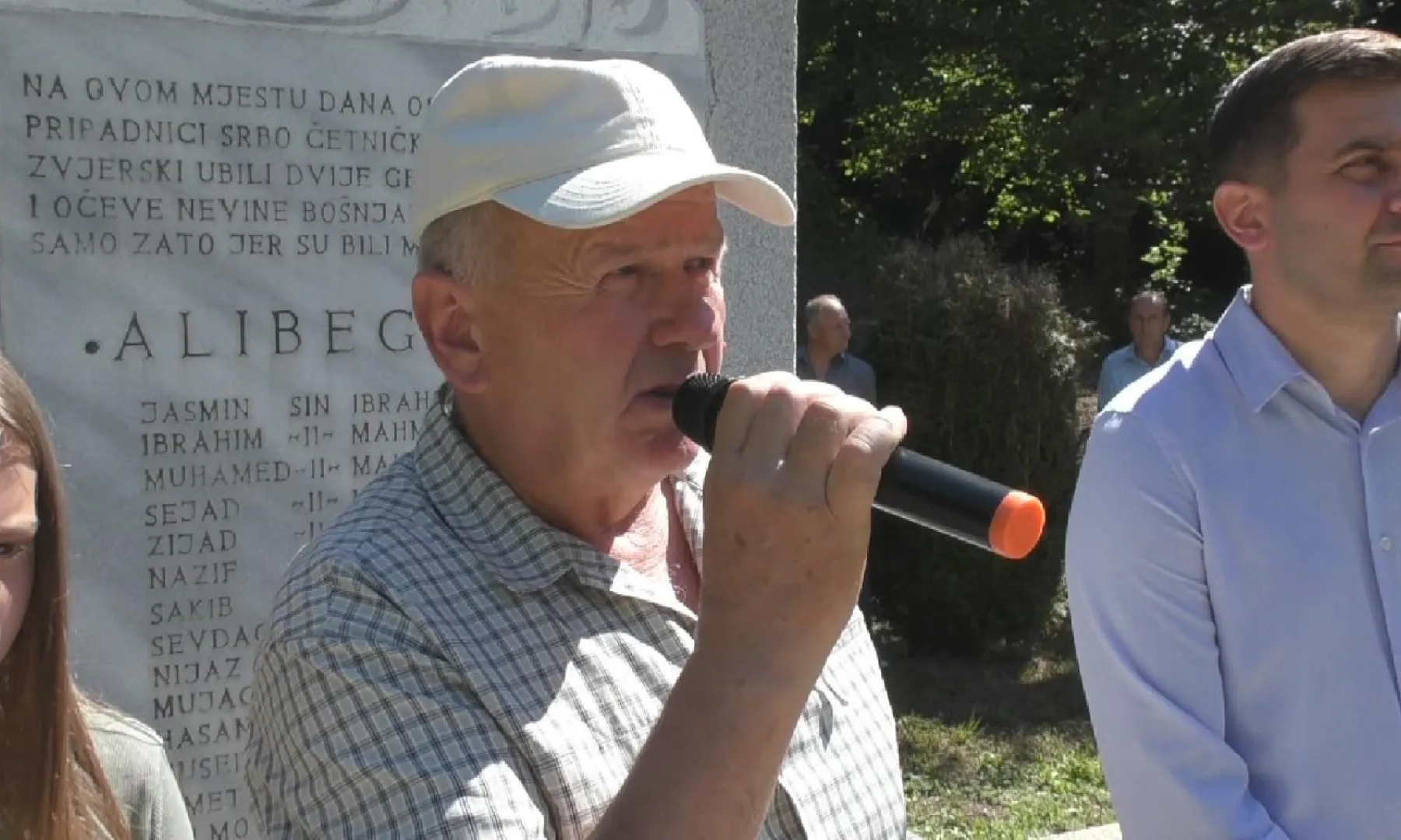 U Sanskom Mostu obilježena godišnjica ubistva 14 članova porodice Alibegović, poziv na istragu Tužilaštva BiH