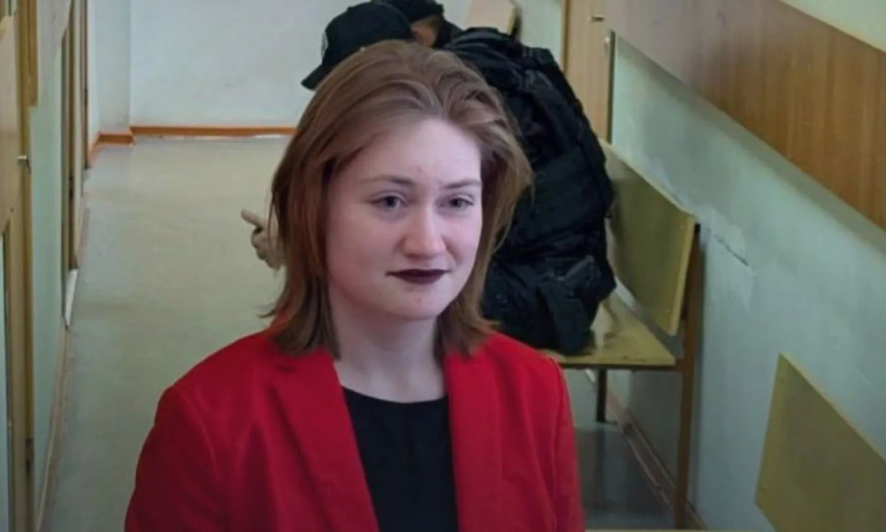 Rusija: 19-godišnja djevojka osuđena na 32 mjeseca zatvora zbog ukrajinske poezije na trgu