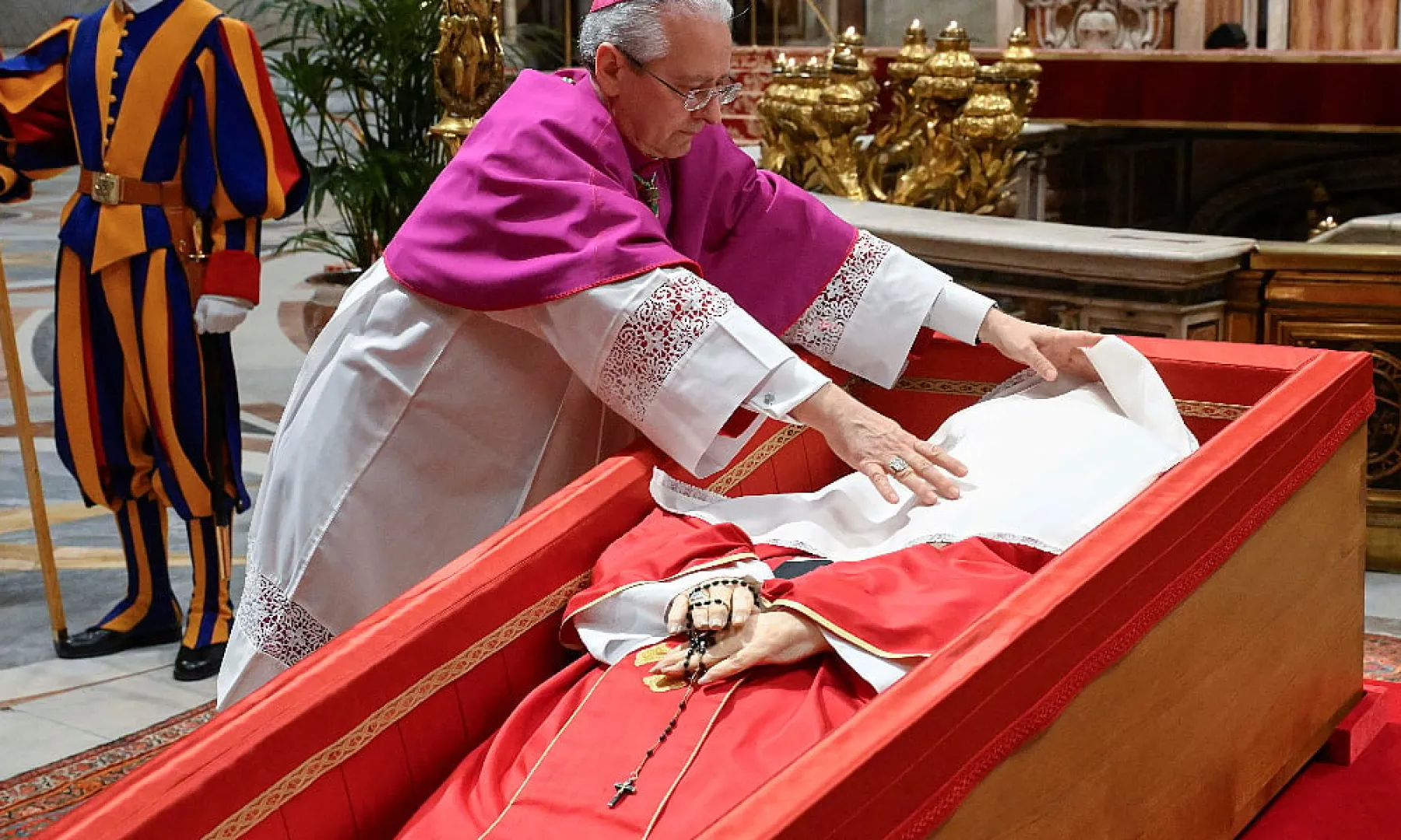 Cijeli svijet gleda u Vatikan: Papa Franjo odlazi na vječni počinak, na sahrani se očekuju stotine hiljada ljudi