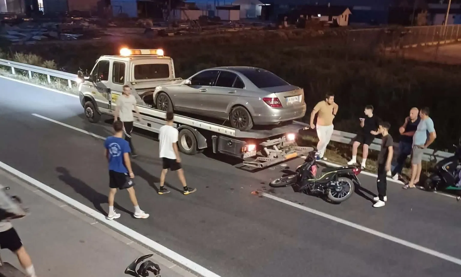 Saobraćajna nesreća u Bužimu: Sudar putničkog automobila i motocikla bez informacija o povredama