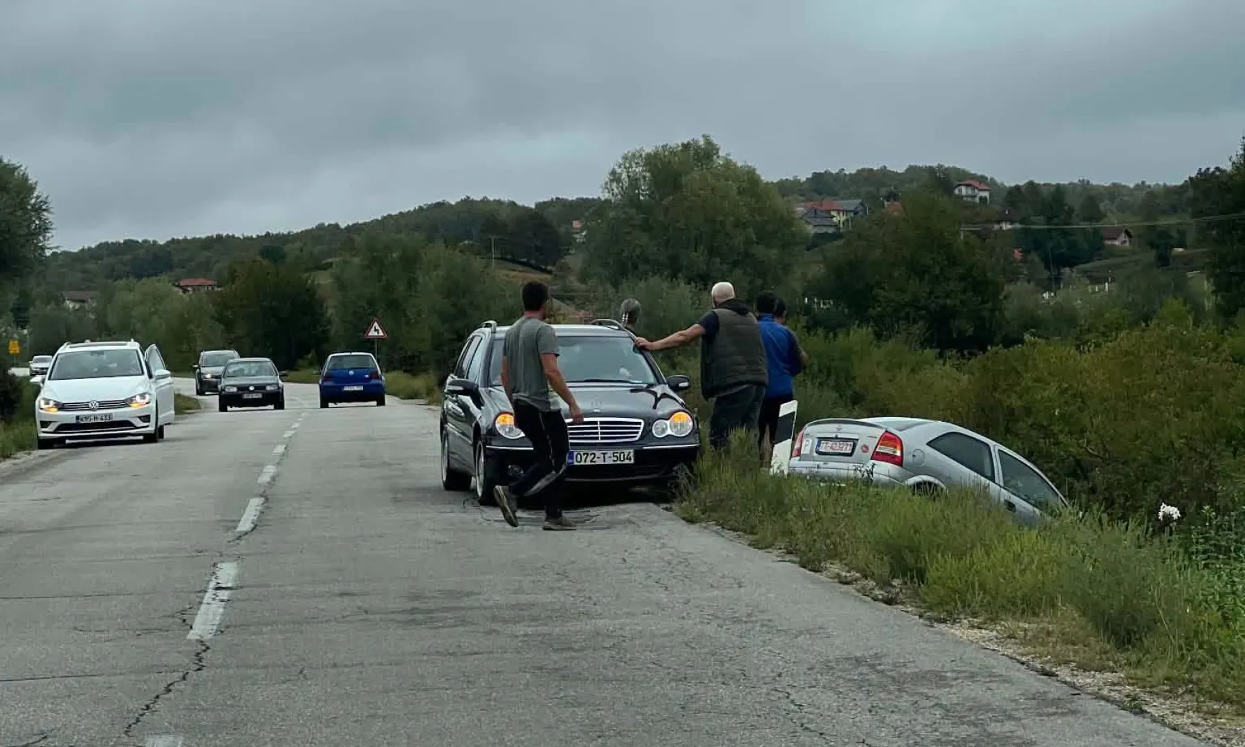 Saobraćajna nesreća u Tržacu kod Cazina: Vozilo sletjelo s kolovoza, bez povrijeđenih