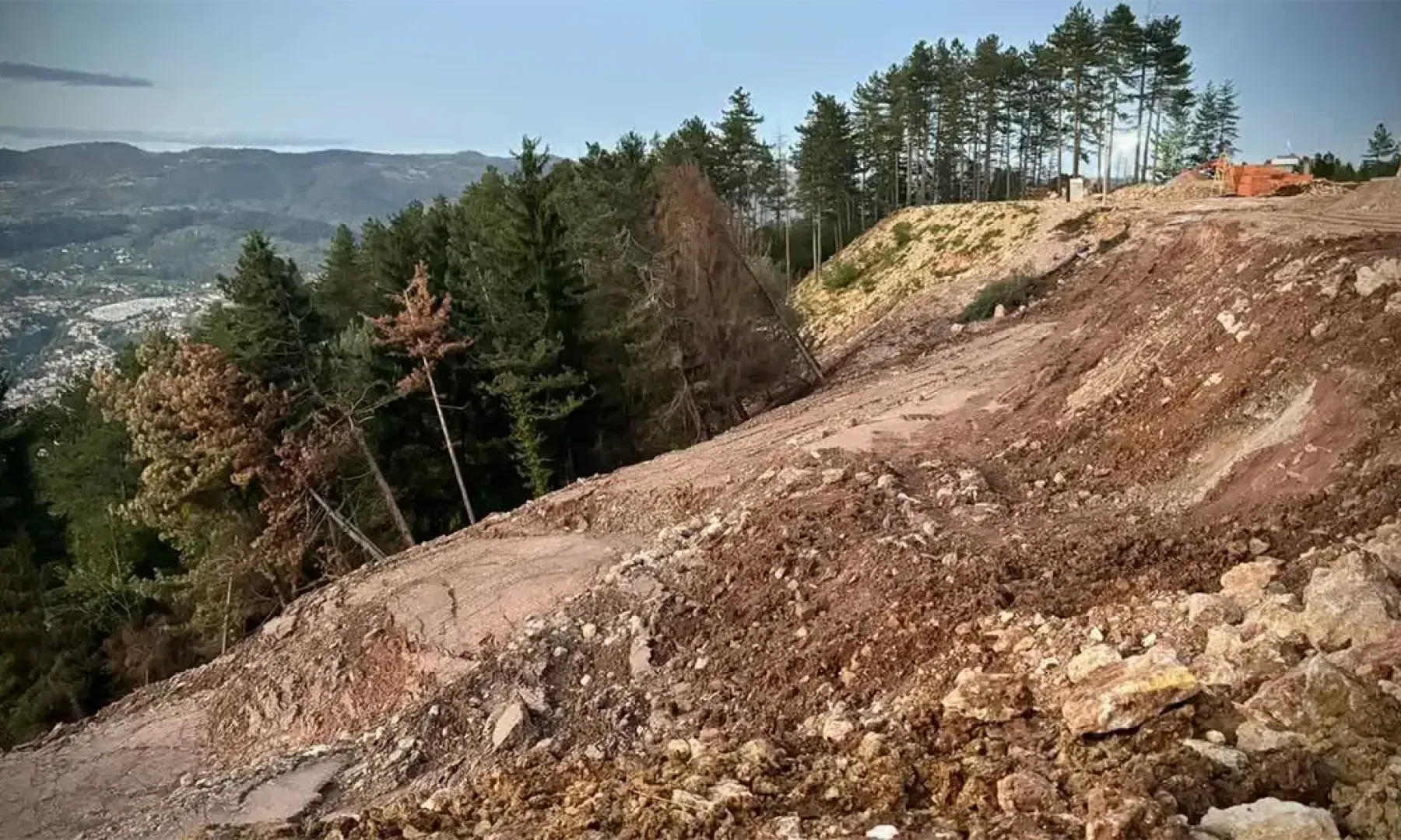 Na lokalitetu Curine njive formirane pukotine usljed pomjeranja tla koje se šire i produbljuju